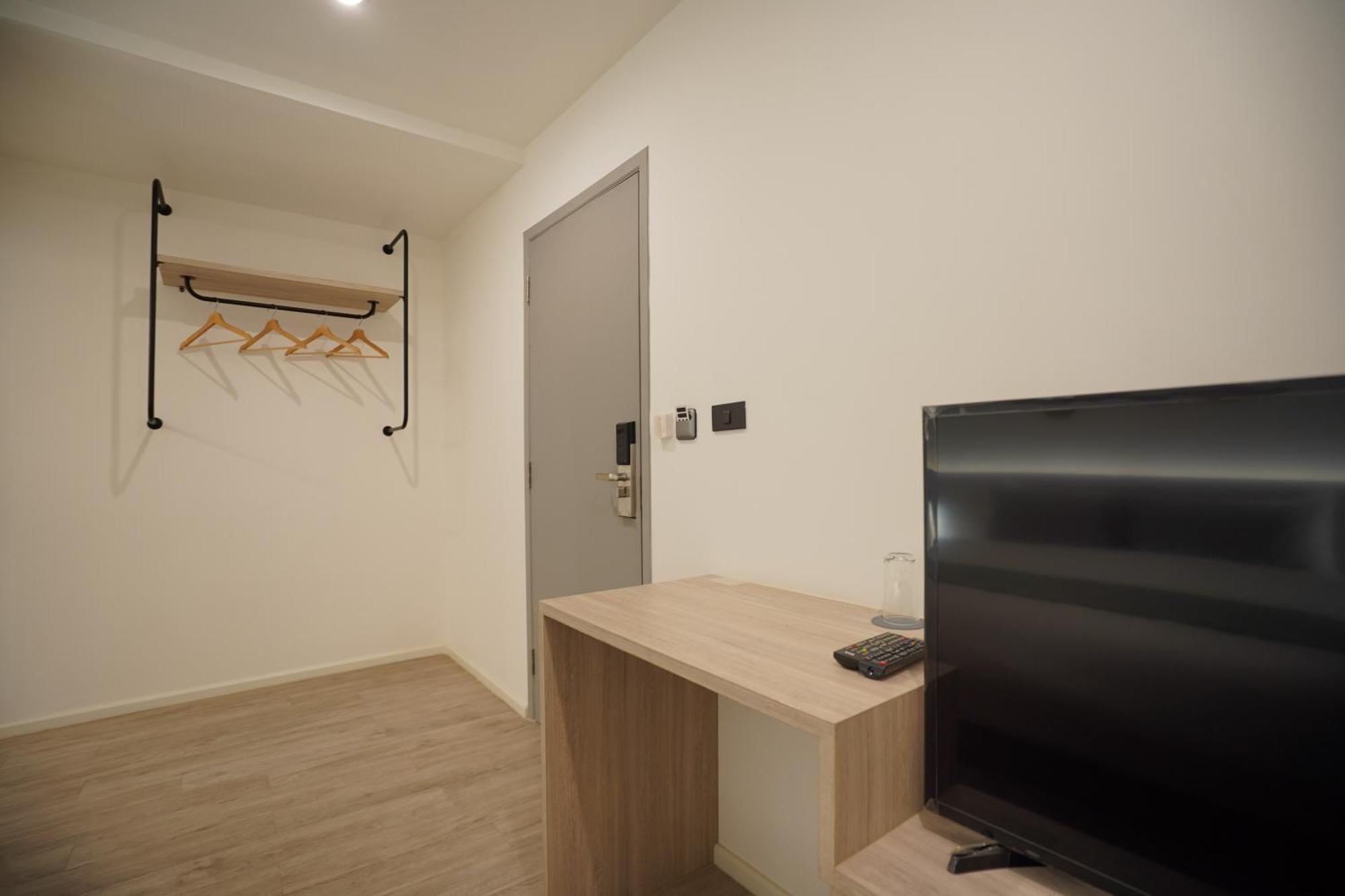 E11 Hotel - Bts Punnawithi Bangkok Buitenkant foto